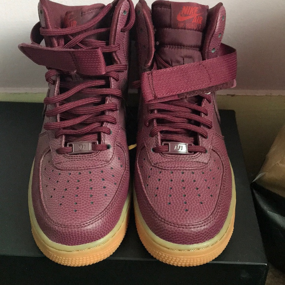 Women’s maroon Air Force 1s